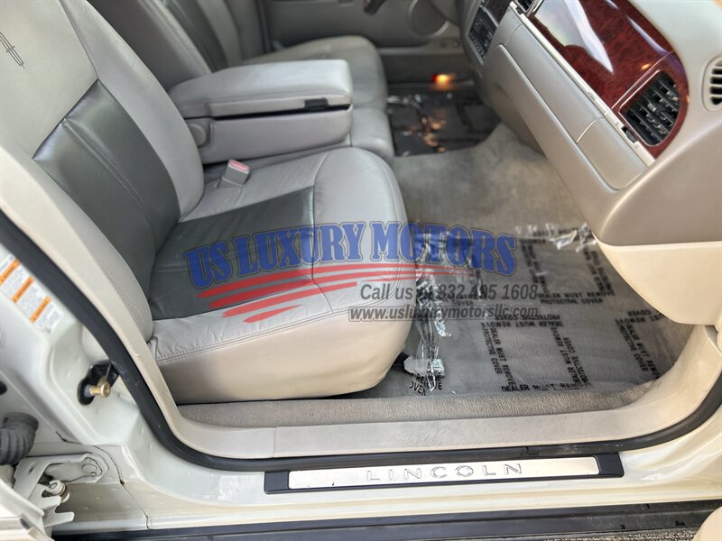 2004 Lincoln LINCOLN TOWN CAR ULTIMATE LIMITED NAV CARRIAGE TOP CHROME WHEELS   - Photo 57 - Stafford, TX 77477