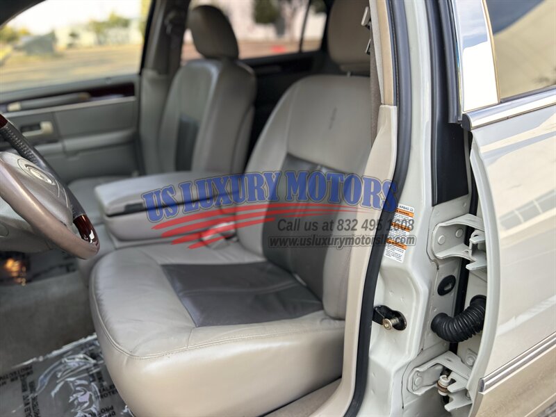 2004 Lincoln LINCOLN TOWN CAR ULTIMATE LIMITED NAV CARRIAGE TOP CHROME WHEELS   - Photo 40 - Stafford, TX 77477