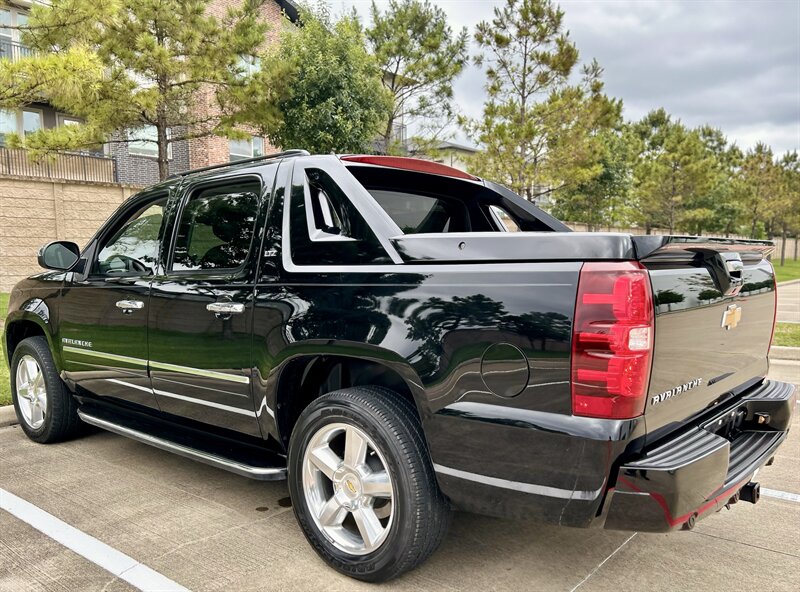 2012 Chevrolet CHEVROLET AVALANCHE LTZ NAVIGATION LTHR 39K SUPER LOW MILES YOUTUBE VIDEO   - Photo 22 - Stafford, TX 77477