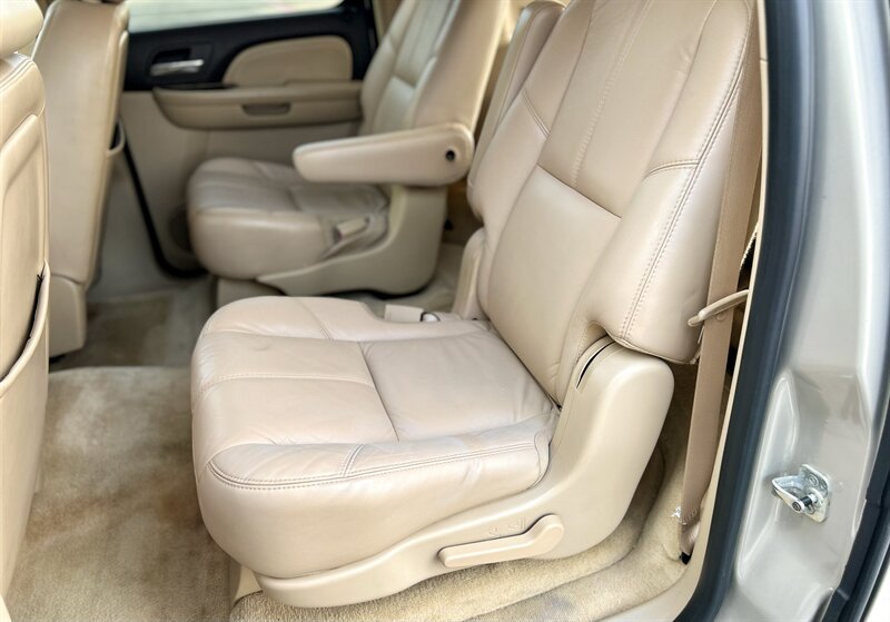2007 GMC GMC YUKON DENALI XL AWD NAVIGATION LEATHER R-CAM BOSE ROOF 7PASS 4X4   - Photo 36 - Stafford, TX 77477
