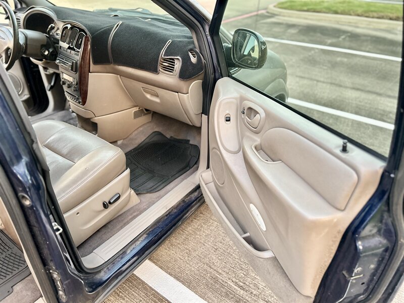 2003 Chrysler CHRYSLER TOWN & COUNTRY LXi LEATHER AUTOMATIC COLD AC FRESH TRADE   - Photo 18 - Stafford, TX 77477