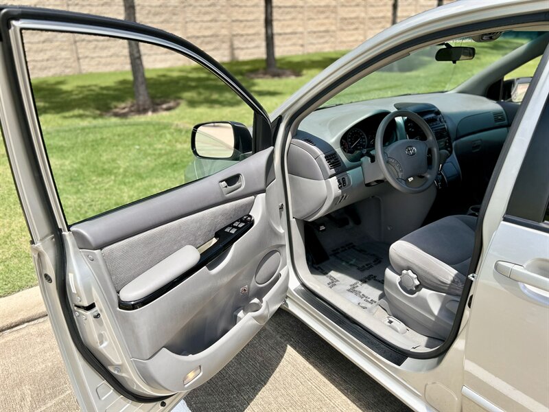 2004 Toyota TOYOTA SIENNA LE 1 OWNER 8-PASSENGER CLEAN YOUTUBE VIDEO   - Photo 39 - Stafford, TX 77477