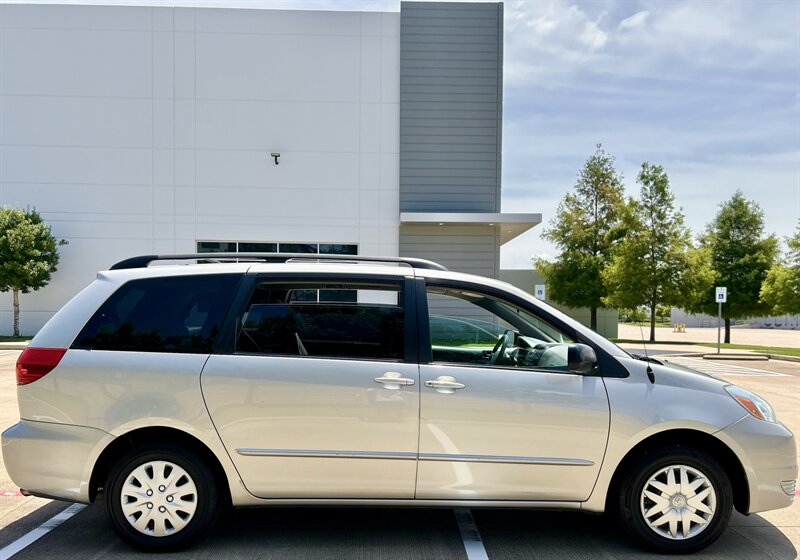 2004 Toyota TOYOTA SIENNA LE 1 OWNER 8-PASSENGER CLEAN YOUTUBE VIDEO   - Photo 17 - Stafford, TX 77477