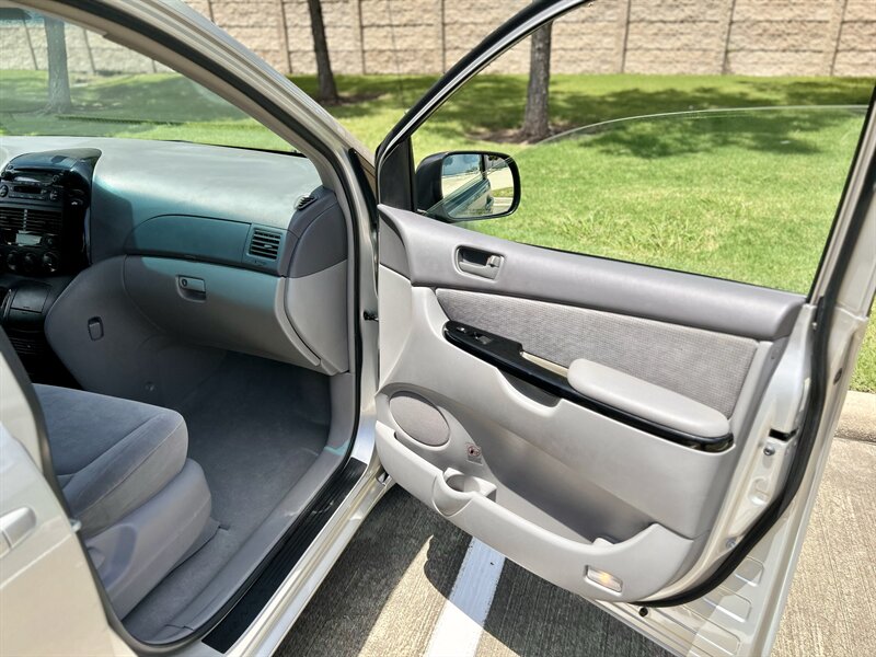 2004 Toyota TOYOTA SIENNA LE 1 OWNER 8-PASSENGER CLEAN YOUTUBE VIDEO   - Photo 53 - Stafford, TX 77477