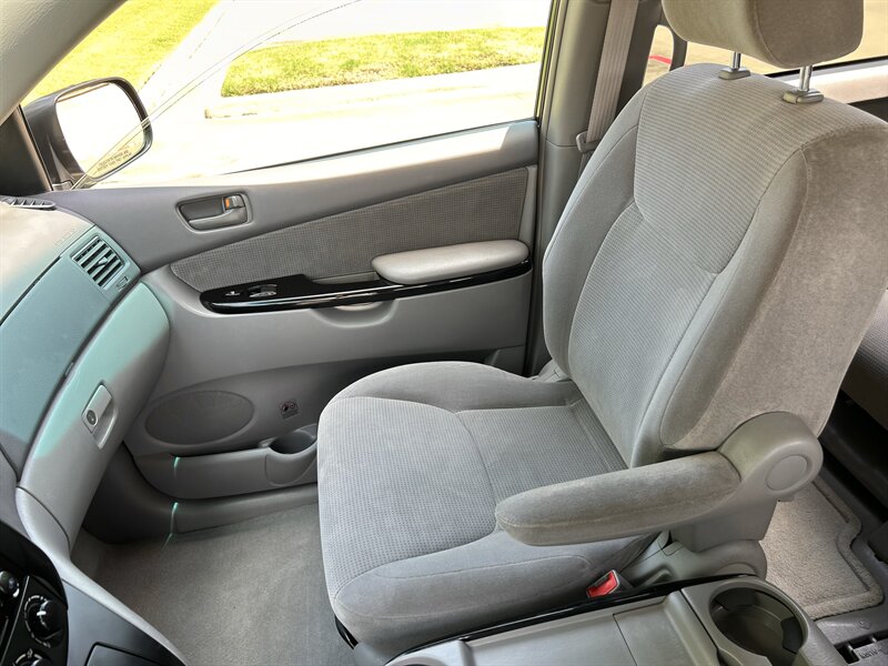 2004 Toyota TOYOTA SIENNA LE 1 OWNER 8-PASSENGER CLEAN YOUTUBE VIDEO   - Photo 51 - Stafford, TX 77477