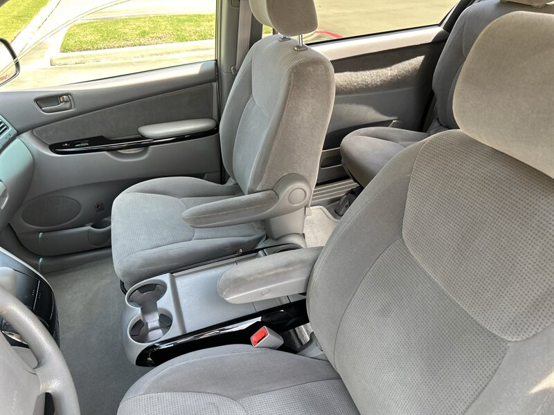 2004 Toyota TOYOTA SIENNA LE 1 OWNER 8-PASSENGER CLEAN YOUTUBE VIDEO   - Photo 42 - Stafford, TX 77477