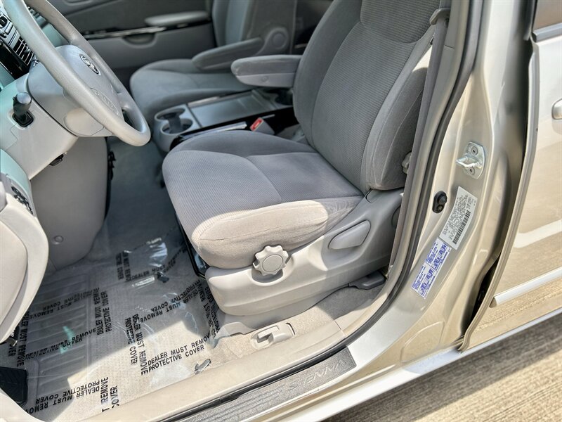 2004 Toyota TOYOTA SIENNA LE 1 OWNER 8-PASSENGER CLEAN YOUTUBE VIDEO   - Photo 40 - Stafford, TX 77477