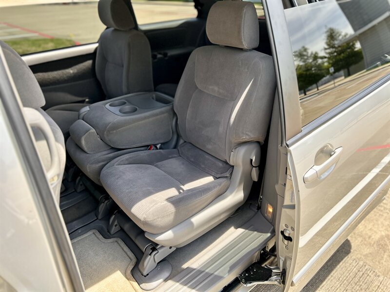 2004 Toyota TOYOTA SIENNA LE 1 OWNER 8-PASSENGER CLEAN YOUTUBE VIDEO   - Photo 59 - Stafford, TX 77477