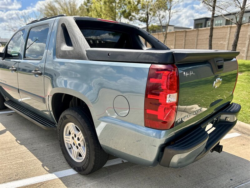 2008 Chevrolet CHEVROLET AVALANCHE LS LEATHER 17 "INCH WHEELS WALK-AROUND YOUTUBE VIDEO   - Photo 21 - Stafford, TX 77477