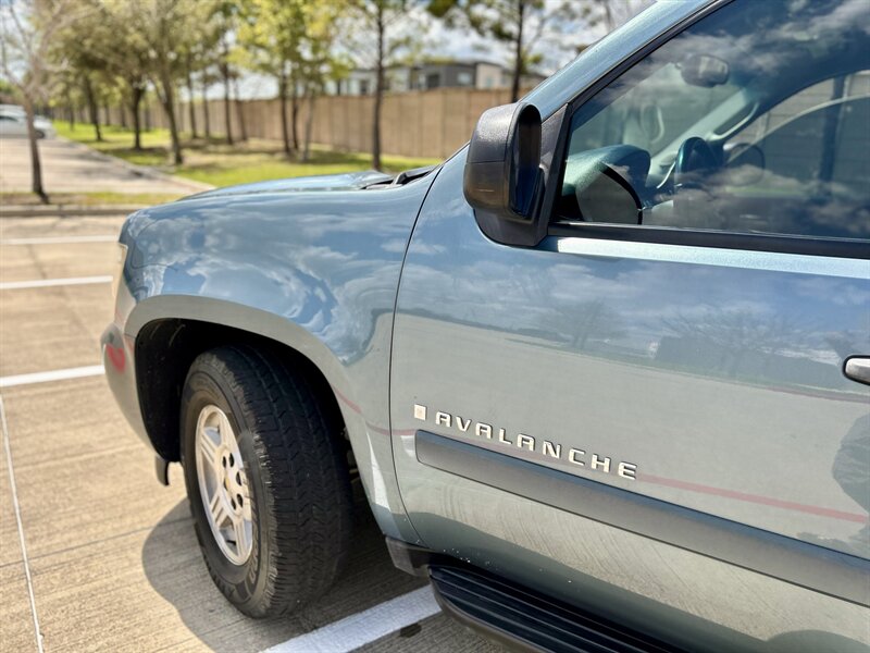 2008 Chevrolet CHEVROLET AVALANCHE LS LEATHER 17 "INCH WHEELS WALK-AROUND YOUTUBE VIDEO   - Photo 28 - Stafford, TX 77477