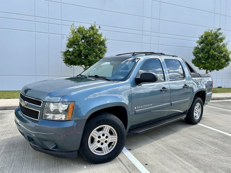 2008 Chevrolet CHEVROLET AVALANCHE LS LEATHER 17 "INCH WHEELS WALK-AROUND YOUTUBE VIDEO   - Photo 4 - Stafford, TX 77477