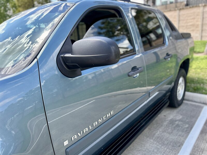 2008 Chevrolet CHEVROLET AVALANCHE LS LEATHER 17 "INCH WHEELS WALK-AROUND YOUTUBE VIDEO   - Photo 33 - Stafford, TX 77477