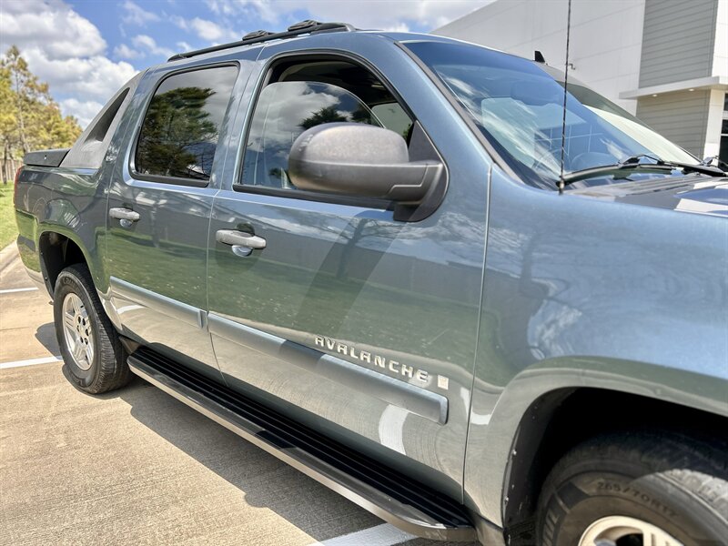 2008 Chevrolet CHEVROLET AVALANCHE LS LEATHER 17 "INCH WHEELS WALK-AROUND YOUTUBE VIDEO   - Photo 22 - Stafford, TX 77477