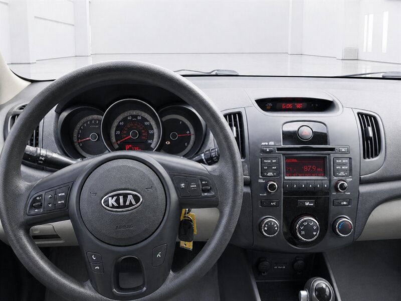 2011 Kia Forte EX   - Photo 9 - Uniontown, PA 15401