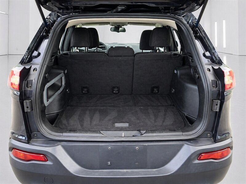 2015 Jeep Cherokee Latitude   - Photo 21 - Uniontown, PA 15401