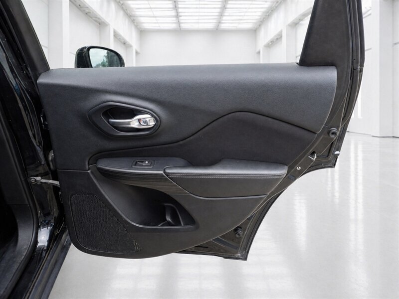 2015 Jeep Cherokee Latitude   - Photo 18 - Uniontown, PA 15401