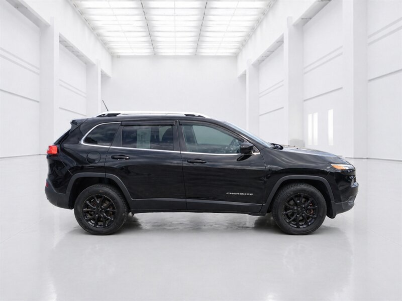 2015 Jeep Cherokee Latitude   - Photo 2 - Uniontown, PA 15401