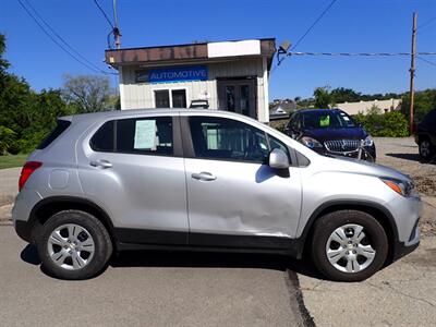 2017 Chevrolet Trax LS   - Photo 2 - Uniontown, PA 15401