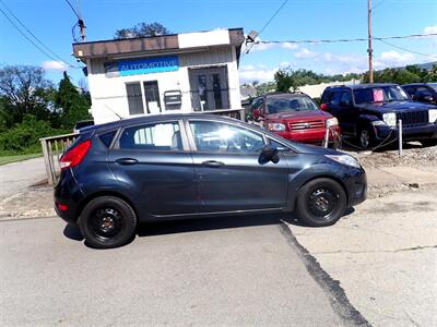 2011 Ford Fiesta SE   - Photo 2 - Uniontown, PA 15401