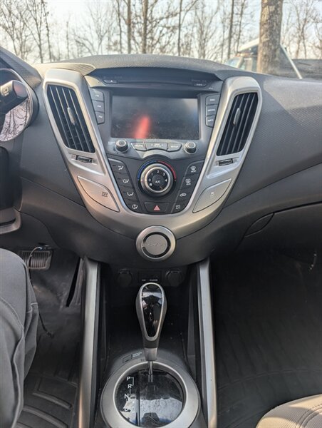 2012 Hyundai VELOSTER - Photo 7 - Houston, MO 65483