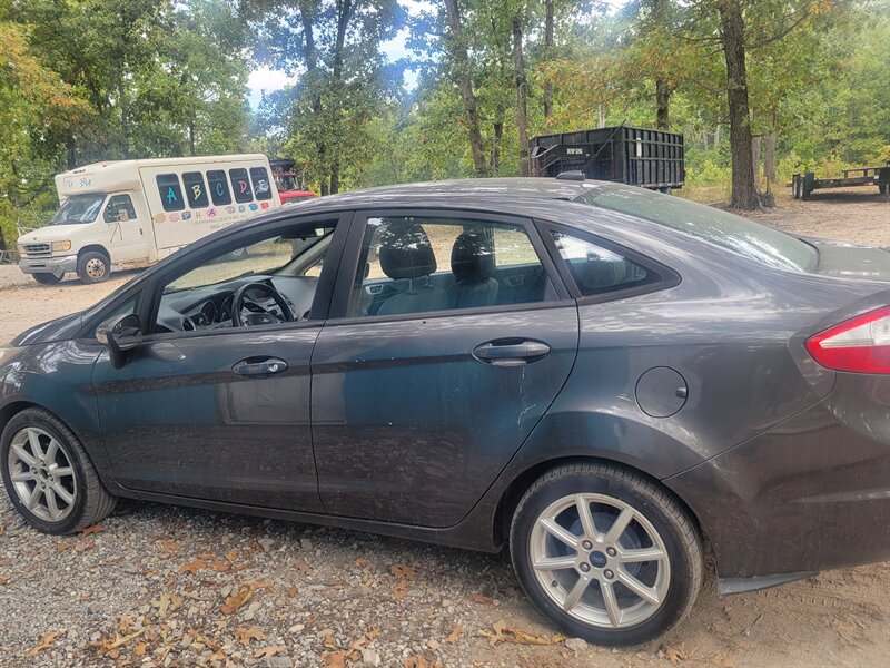 2015 Ford Fiesta SE - Photo 4 - Houston, MO 65483