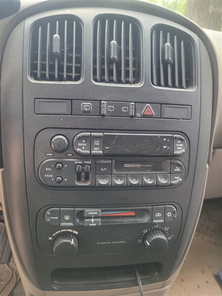2001 Chrysler Voyager LX - Photo 7 - Houston, MO 65483
