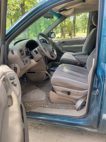 2001 Chrysler Voyager LX - Photo 5 - Houston, MO 65483