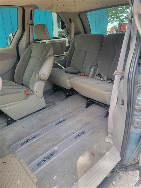 2001 Chrysler Voyager LX - Photo 4 - Houston, MO 65483