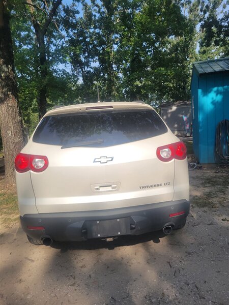 2011 Chevrolet Traverse LTZ - Photo 2 - Houston, MO 65483