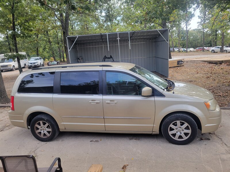 2010 Chrysler Town & Country Touring - Photo 2 - Houston, MO 65483