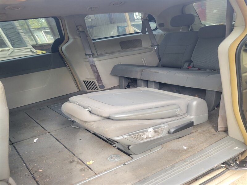 2010 Chrysler Town & Country Touring - Photo 6 - Houston, MO 65483