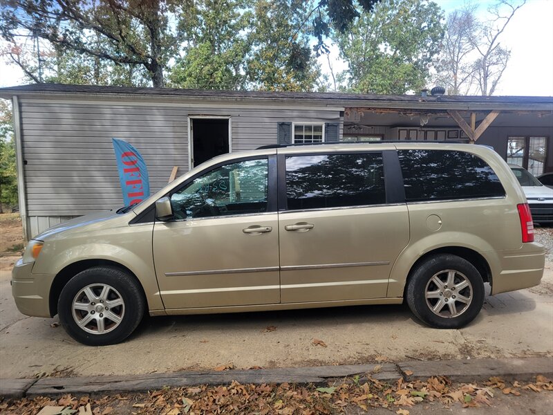 2010 Chrysler Town & Country Touring - Photo 4 - Houston, MO 65483