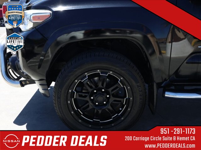 2017 Toyota Tacoma SR5 V6   - Photo 11 - Hemet, CA 92545