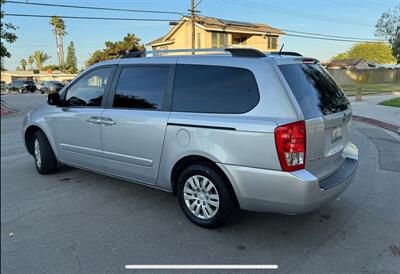 2011 Kia Sedona LX   - Photo 10 - Irvine, CA 92612