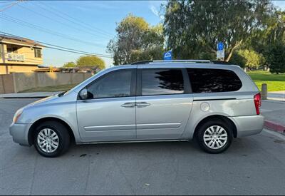 2011 Kia Sedona LX   - Photo 1 - Irvine, CA 92612