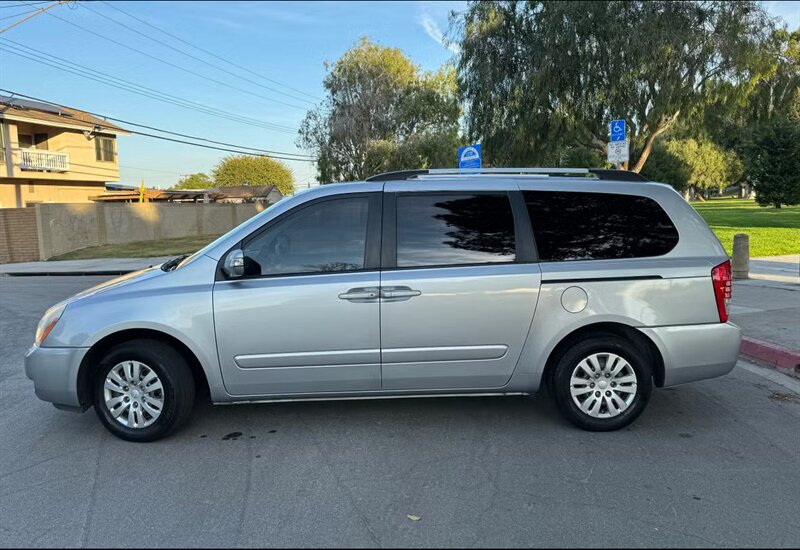 2011 Kia Sedona LX - Photo 1 - Irvine, CA 92612