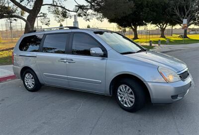 2011 Kia Sedona LX   - Photo 5 - Irvine, CA 92612