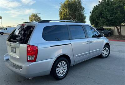 2011 Kia Sedona LX   - Photo 6 - Irvine, CA 92612