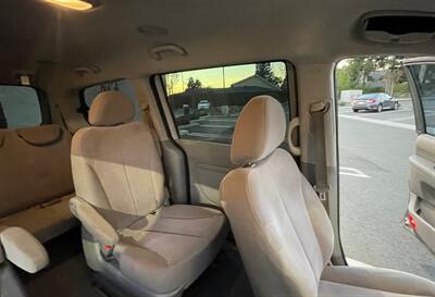 2011 Kia Sedona LX   - Photo 7 - Irvine, CA 92612