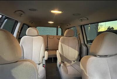 2011 Kia Sedona LX   - Photo 4 - Irvine, CA 92612