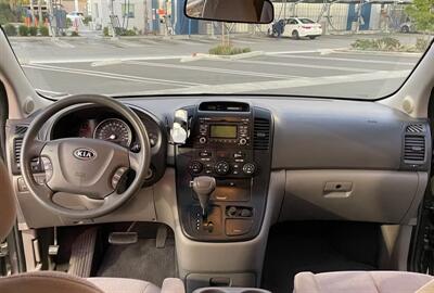 2011 Kia Sedona LX   - Photo 3 - Irvine, CA 92612