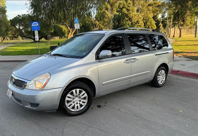 2011 Kia Sedona LX  