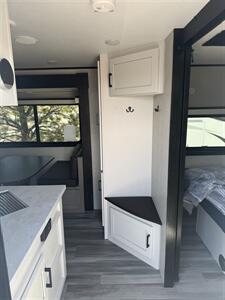 2024 Jayco Jay Feather 27BHB   - Photo 21 - Falcon, CO 80831
