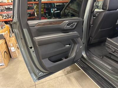 2023 Chevrolet Suburban Premier   - Photo 14 - Englewood, CO 80110