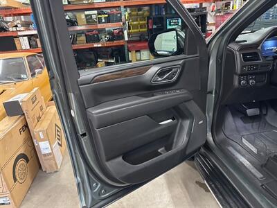 2023 Chevrolet Suburban Premier   - Photo 13 - Englewood, CO 80110