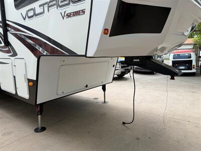 2014 Dutchmen Voltage V3605 - Photo 23 - Englewood, CO 80110
