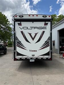 2014 Dutchmen Voltage V3605 - Photo 19 - Englewood, CO 80110