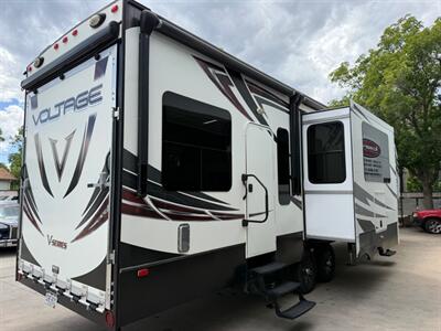 2014 Dutchmen Voltage V3605 - Photo 20 - Englewood, CO 80110