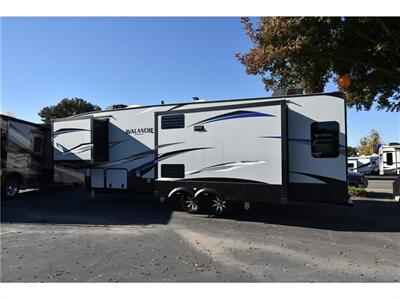 2018 Keystone AVALANCHE 320RS   - Photo 4 - Galt, CA 95632