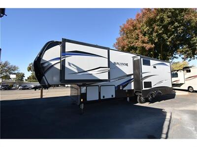 2018 Keystone AVALANCHE 320RS   - Photo 3 - Galt, CA 95632